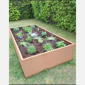 H�jbed i Corten st�l 150 cm. bred og 40 cm. h�j.